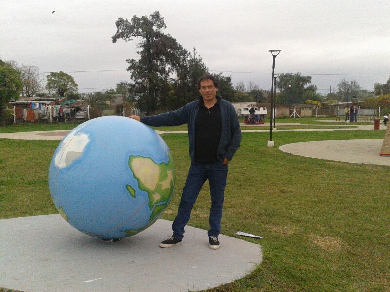 Oscar Luna junto al Globo terraqueo paralelo